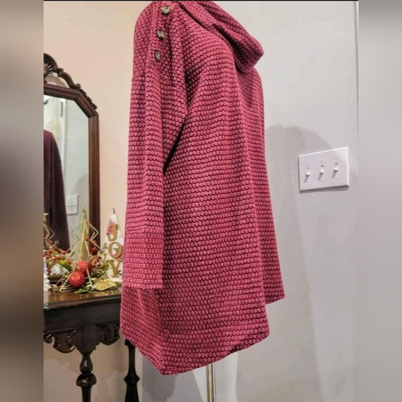 NEW 1X Honeycomb Pattern Diagonal Hemline Sweater - Picture 5 of 10